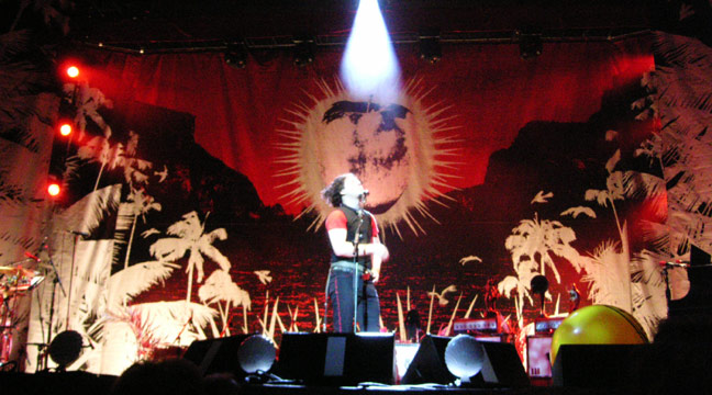Jack White and balloon, Saturday, 2005.08.13, Greek Theatre, U.C. Berkeley, CA